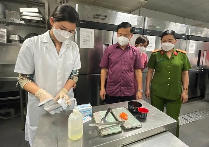 Đoàn liên ngành kiểm tra an toàn thực phẩm tại một nhà hàng ở Hà Nội. Ảnh: Thu Trang