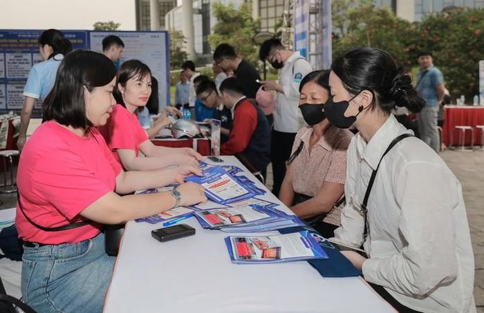 Tư vấn cho người dân về chính sách BHXH, BHYT. Ảnh: BHXH Việt Nam