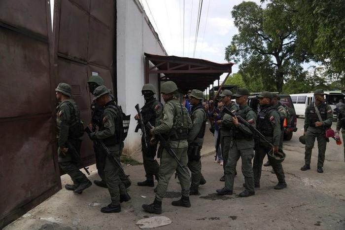 Các binh sĩ đột kích nhà tù Tocoron, nơi hình thành băng đảng Tren de Aragua, tại Venezuela ngày 20-9-2023. Ảnh tư liệu: AP