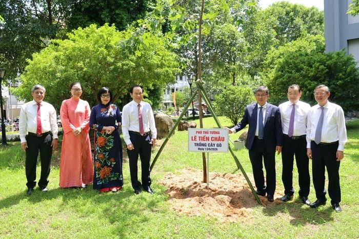 Phó Thủ tướng Lê Tiến Châu trồng cây lưu niệm tại Đại học Cần Thơ