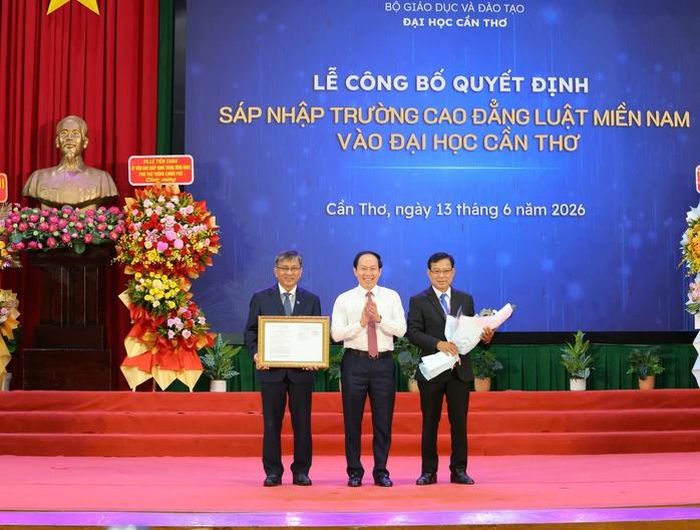 Phó Thủ tướng Lê Tiến Châu trao quyết định sáp nhập và tặng hoa chúc mừng Đại học Cần Thơ