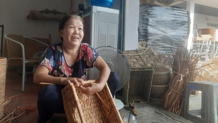Những đôi tay khéo léo của người thợ Tân Khánh đang gìn giữ nghề mây tre lá truyền thống qua từng sản phẩm thủ công.