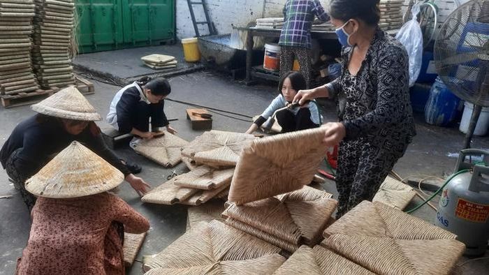 Làng nghề mây tre lá Tân Khánh góp phần bảo tồn nét đẹp văn hóa truyền thống của địa phương.