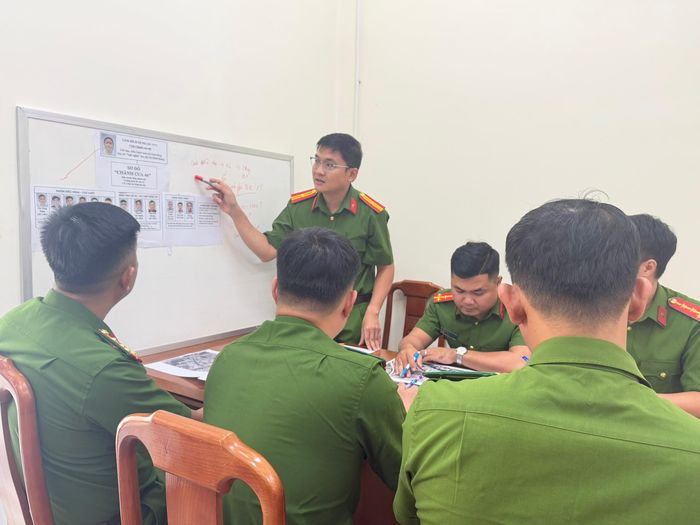 Các trinh sát Công an TPHCM họp án