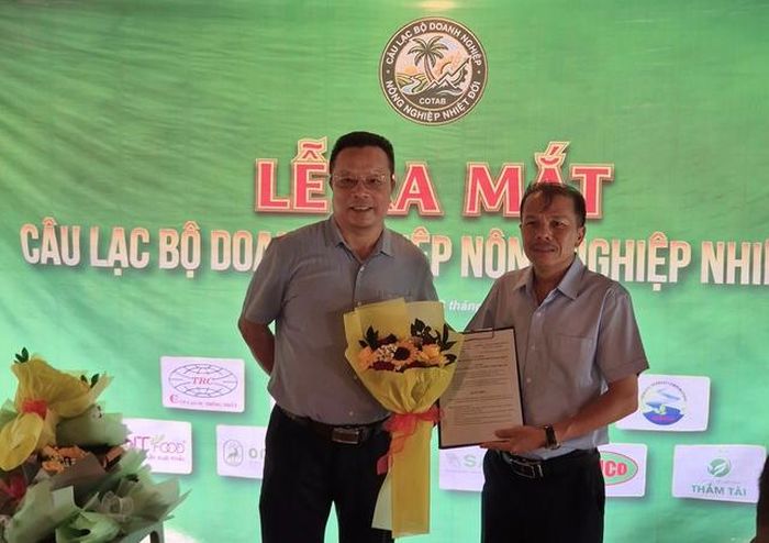 Ông Nguyễn Văn Mười, Phó Tổng thư ký Hiệp hội Rau quả Việt Nam (phải) nhận quyết định là Chủ nhiệm CLB Doanh nghiệp Nông nghiệp Nhiệt đới