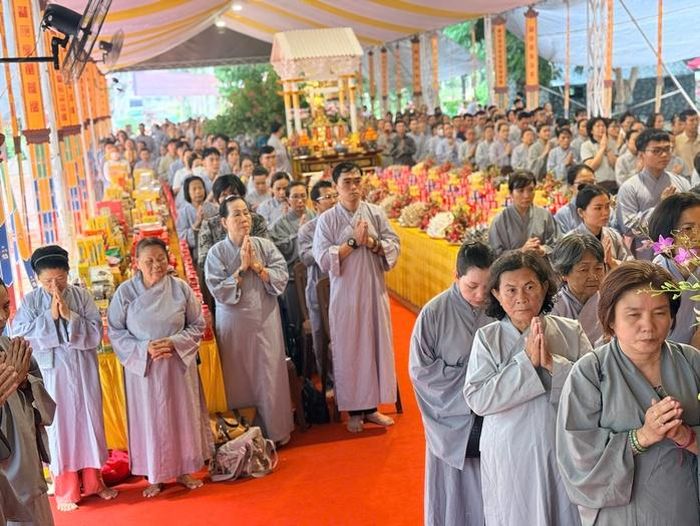 Phật tử tham gia nghi lễ cầu siêu