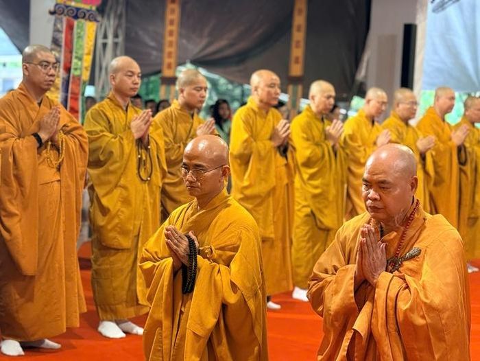 Buổi lễ diễn ra trong không khí trang nghiêm