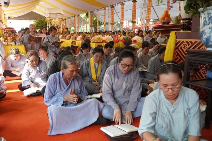 Rất đông tăng ni, phật tử đến tham dự