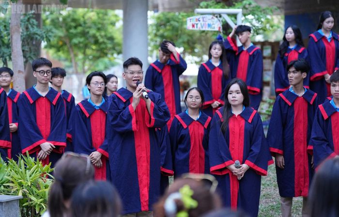 Đại diện học sinh lớp 12 cho hay ngôi trường đã giúp các em vượt qua khó khăn và học cách trưởng thành