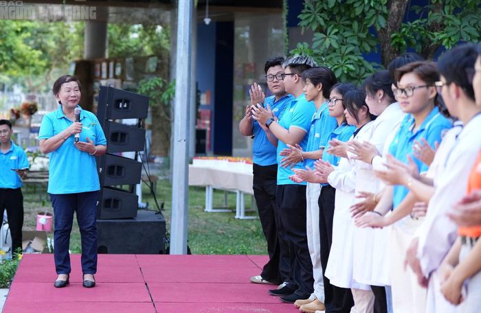 Bà Trương Thanh Thanh - Thành viên Hội đồng Sáng lập, Chủ tịch Quỹ Hy Vọng gửi lời cảm ơn các học sinh