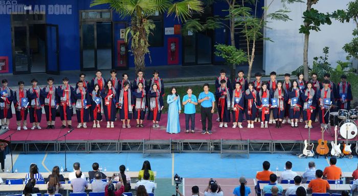 Lễ trưởng thành dành cho học sinh lớp 12