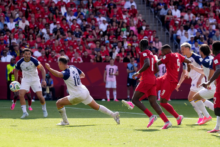 Cyle Larin (số 9) gỡ hòa 1-1 cho Canada. Ảnh: AP