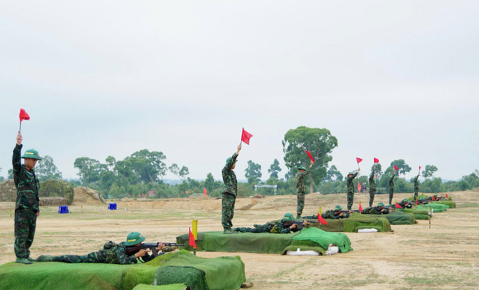 Chiến sĩ mới Đại đội 10, Tiểu đoàn 3, Trung đoàn Bộ binh cơ giới 48 (Sư đoàn 320) thực hành bắn đạn thật súng tiểu liên AK.