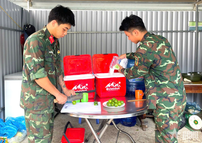 Các chiến sĩ pha chế nước uống phục vụ đơn vị thực hiện nhiệm vụ.