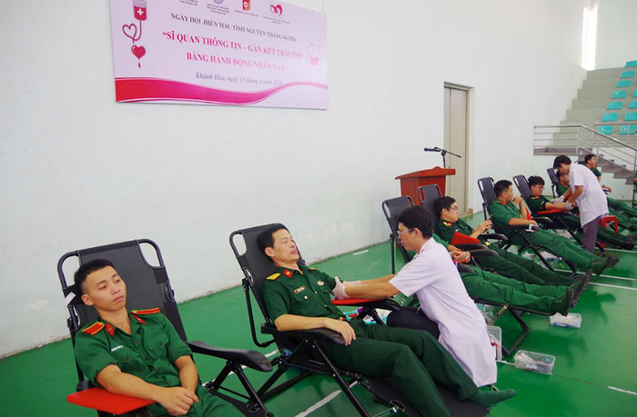Đại tá Nguyễn Đức Thuận, Phó chính ủy Nhà trường tham gia hiến máu tại chương trình.
