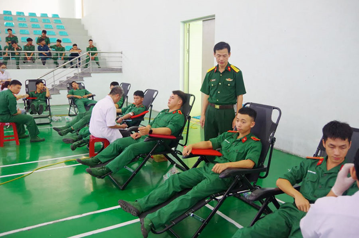 Đại tá Nguyễn Đức Thuận, Phó chính ủy Nhà trường động viên các tình nguyện viên.