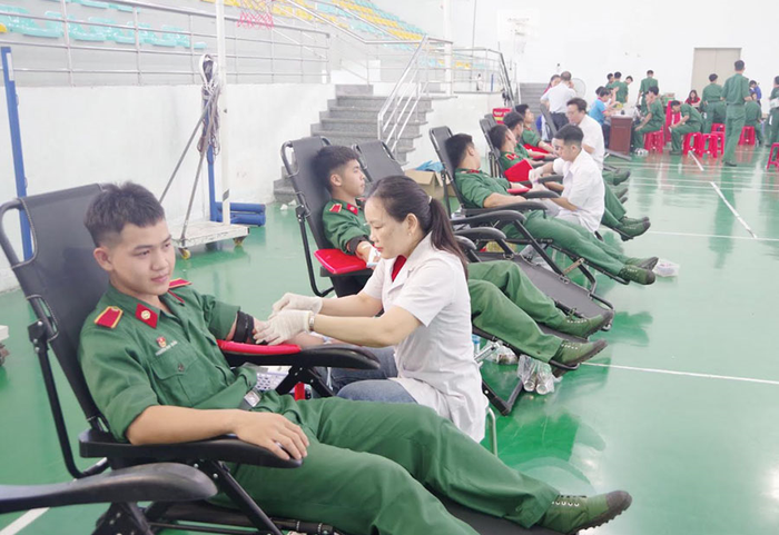 Đông đảo cán bộ, học viên và chiến sĩ Trường Sĩ quan Thông tin hào hứng tham gia đăng ký hiến máu tình nguyện.