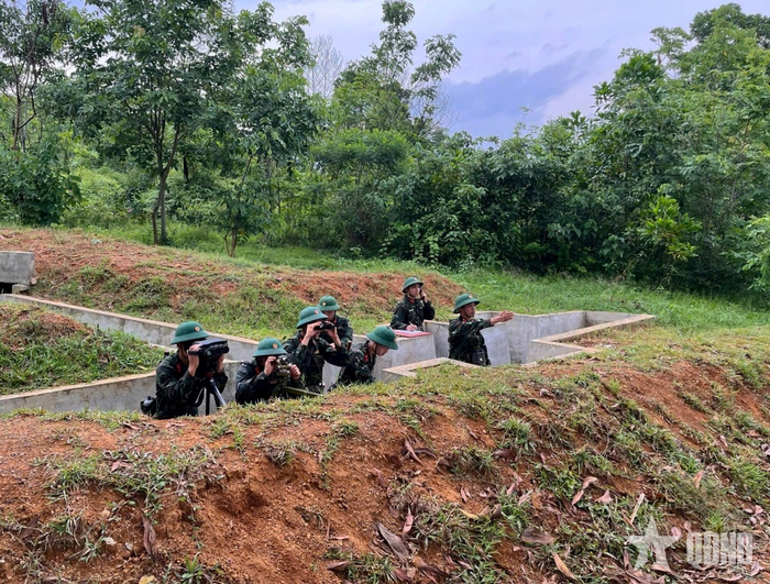 Trung đội chỉ huy, Đại đội 1, Tiểu đoàn 14, Sư đoàn 308 làm công tác chuẩn bị bắn.