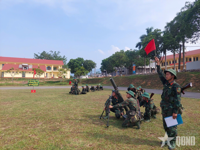 Trung đội Cối 1, Đại đội 1, Tiểu đoàn 14 chấp hành khẩu lệnh bắn.