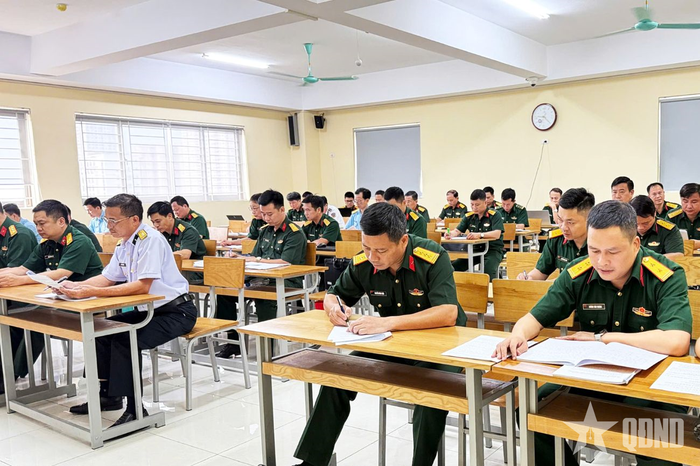 Không khí ôn tập trên giảng đường của các học viên cao cấp lý luận Khóa 10. Ảnh: ĐINH TIẾN LINH