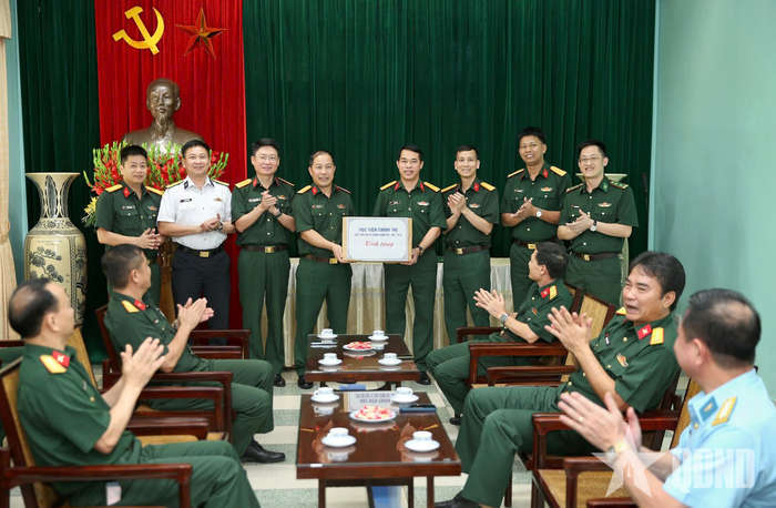 Đại diện Lớp Cao cấp lý luận chính trị A07, Khóa 10 tặng quà lưu niệm Khu Di tích K9 Đá Chông (Bộ tư lệnh Lăng Chủ tịch Hồ Chí Minh).
