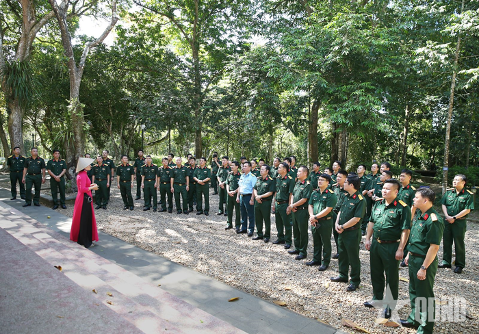 Học viên cao cấp lý luận chính trị Khóa 10 nghiên cứu thực tế tại Khu Di tích K9 Đá Chông.