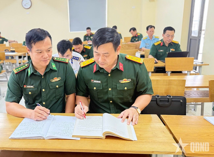 Học viên trao đổi chuyên đề ôn tập cuối khóa. Ảnh: ĐINH TIẾN LINH