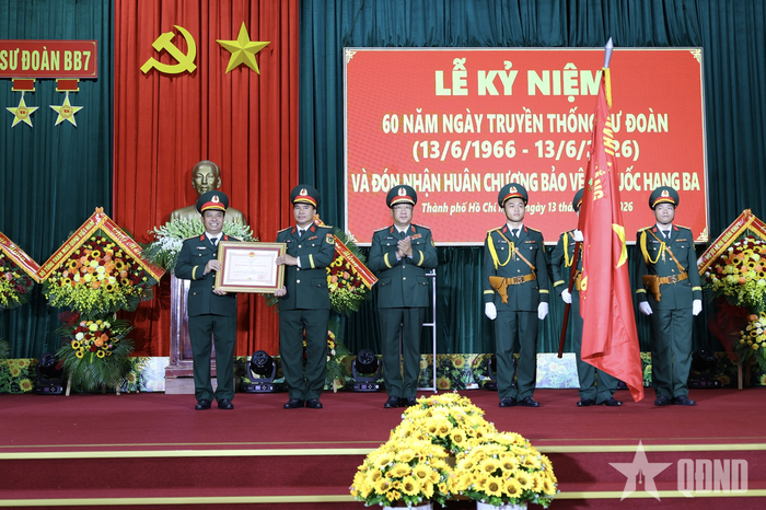  Thừa ủy quyền của Chủ tịch nước, Thượng tướng Phạm Hoài Nam trao Huân chương Bảo vệ Tổ quốc hạng Ba tặng Sư đoàn 7. 