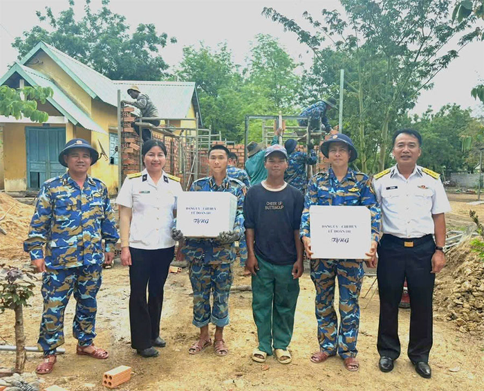 Đại tá Đỗ Hải Đăng, Phó Chính ủy Lữ đoàn đến thăm, động viên gia đình và tổ xây dựng.