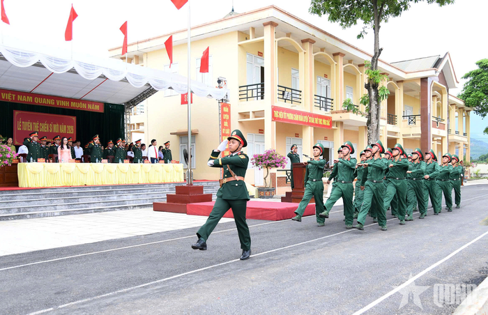 Cán bộ, chiến sĩ Trung đoàn 832 duyệt đội ngũ. 