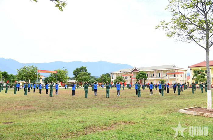 Chiến sĩ mới của Trung đoàn 832 và đơn vị kết nghĩa biểu diễn vũ điệu tập thể tại Lễ ra quân huấn luyện năm 2026. 