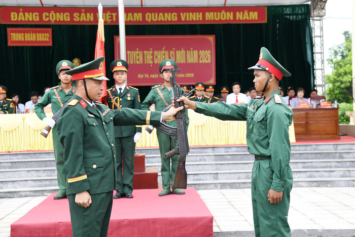 Chiến sĩ Dương Văn An nhận vũ khí từ đồng chí Trung đoàn trưởng Trung đoàn 832.