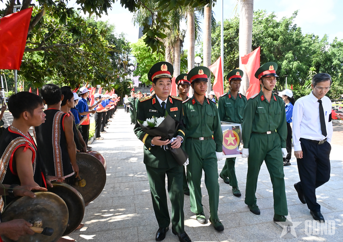 Thượng tướng Nguyễn Văn Gấu và lãnh đạo Bộ Nội vụ đưa HCLS về nơi an táng.