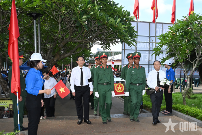 Phó thủ tướng Hồ Quốc Dũng và lãnh đạo tỉnh Gia Lai đưa HCLS về nơi an táng.