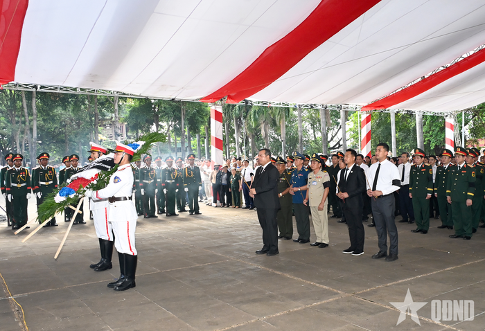 Đoàn đại biểu tỉnh Stung Treng (Campuchia) viếng các liệt sĩ.
