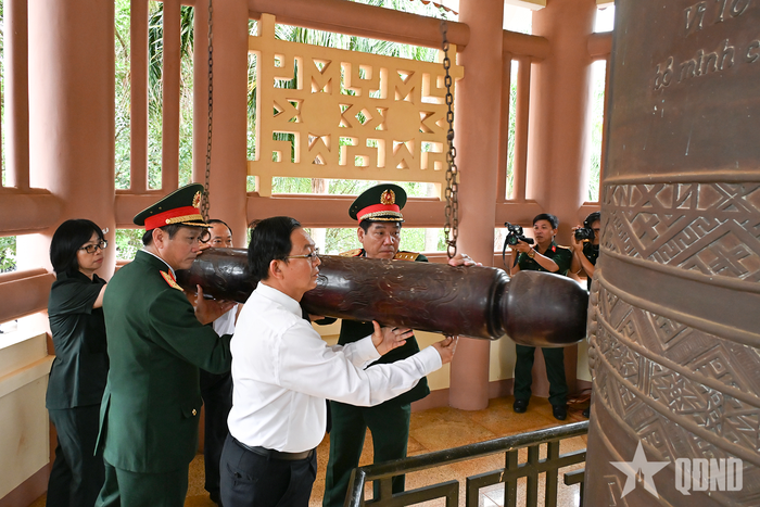 Phó thủ tướng Hồ Quốc Dũng và các đại biểu thỉnh chuông.