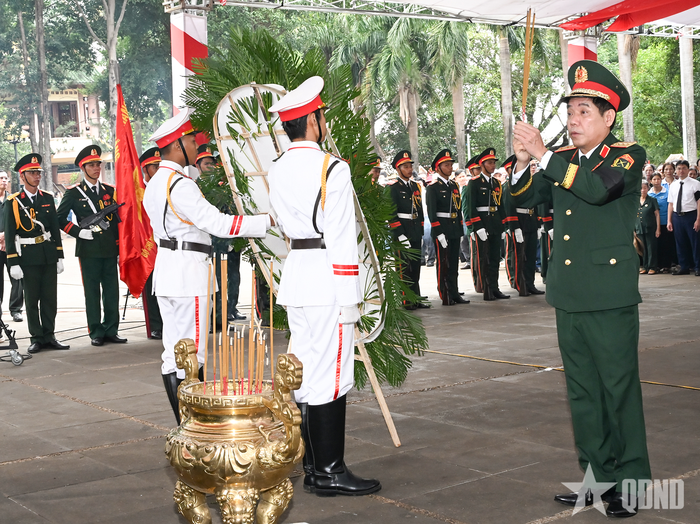Thượng tướng Nguyễn Văn Gấu thắp hương và viếng các liệt sĩ.