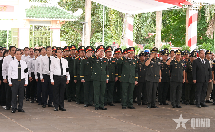 Các đại biểu tại buổi lễ.