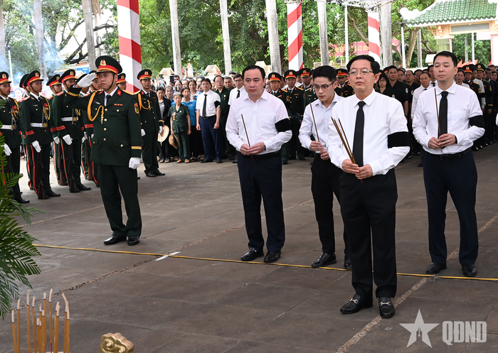 Phó thủ tướng Hồ Quốc Dũng và các đại biểu dâng hương, viếng các liệt sĩ.