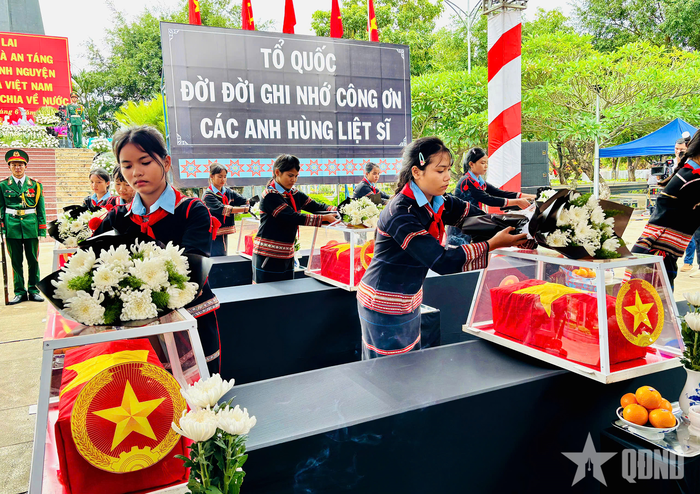 Các cháu học sinh dâng hoa tưởng nhớ các anh hùng liệt sĩ.