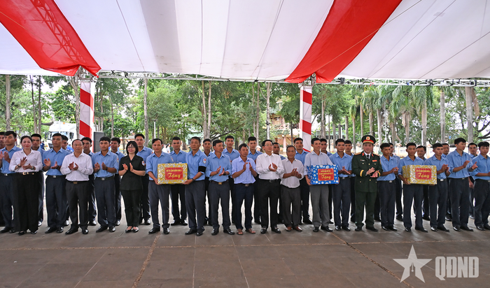 Phó thủ tướng Hồ Quốc Dũng và lãnh đạo Quân khu 5, tỉnh Gia Lai trao quà tặng Đội K52 và Ban quản lý Nghĩa trang Liệt sĩ Đức Cơ.
