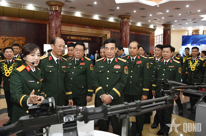 Đại tướng Phan Văn Giang, Đại tướng Nguyễn Trọng Nghĩa và các đại biểu tham quan khu trưng bày các mô hình, công trình, sáng kiến tiêu biểu, phản ánh kết quả lao động sáng tạo của cán bộ, đoàn viên công đoàn và người lao động trong toàn quân.