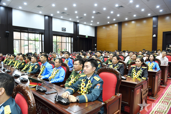  Đại biểu là các tác giả, nhóm tác giả đạt giải tham dự chương trình. 