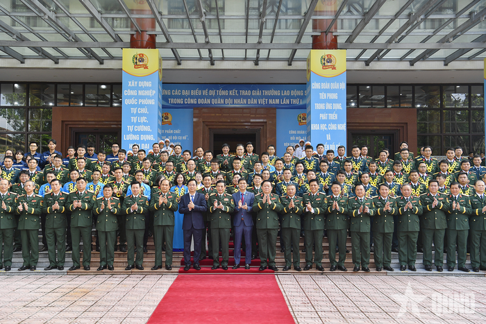  Đại tướng Phan Văn Giang, Đại tướng Nguyễn Trọng Nghĩa và các đại biểu cùng các tác giả, nhóm tác giả đoạt giải thưởng. 