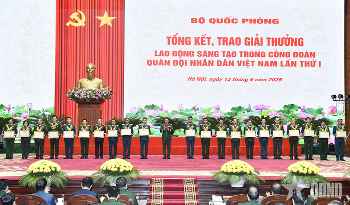 Đại tướng Phan Văn Giang trao thưởng tặng các tác giả, tập thể tác giả có công trình đoạt giải nhất và cá nhân có thành tích xuất sắc trong tổ chức, tham gia Giải thưởng lần thứ I. 