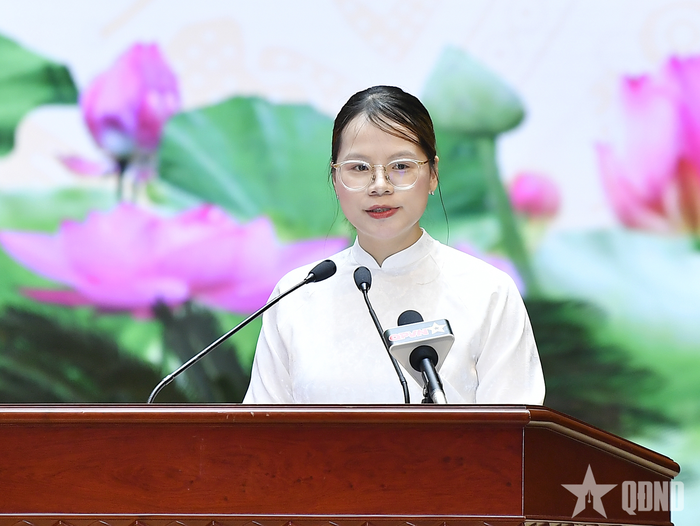  Đồng chí An Thị Ngọc Châm, Bác sĩ Khoa phục hồi chức năng, Bệnh viện Quân y 354, Tổng cục Hậu cần - Kỹ thuật báo cáo thành tích tại chương trình.