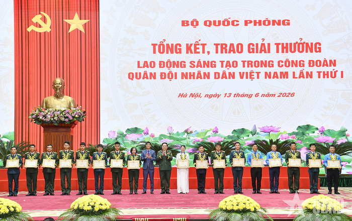  Đại tướng Nguyễn Trọng Nghĩa và đồng chí Ngọ Duy Hiểu, Phó chủ tịch Tổng Liên đoàn Lao động Việt Nam trao Chứng nhận và Bằng Lao động sáng tạo tặng các tác giả, nhóm tác giả có công trình đoạt giải nhất, giải nhì. 