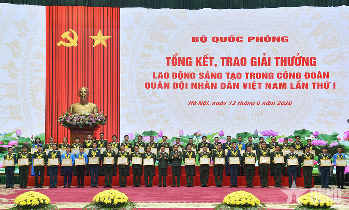 Thủ trưởng Bộ Tổng Tham mưu và Thủ trưởng Tổng cục Chính trị trao Chứng nhận tặng các tác giả, nhóm tác giả có công trình đoạt giải ba. 