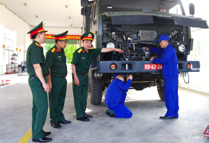 Lãnh đạo Cục Hậu cần - Kỹ thuật Quân khu 2 kiểm tra công tác kỹ thuật tại Trạm Kiểm định an toàn kỹ thuật xe máy quân sự. Ảnh: KHỔNG MẠNH HOÀNG