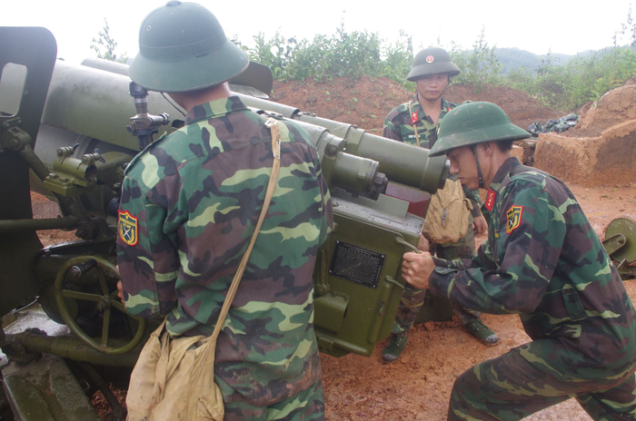 Thao tác nạp đạn cho pháo của các chiến sĩ Lữ đoàn 168 (Quân khu 2). Ảnh: HỒNG SÁNG 